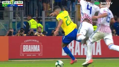 El VAR te da y te quita: le sacó un penal a Brasil pero le echó un jugador a Paraguay