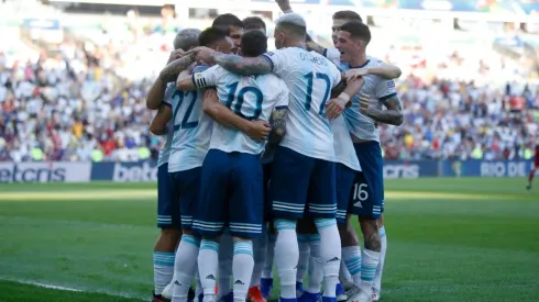 Todos los jugadores de Argentina festejan el primer gol. (Getty)
