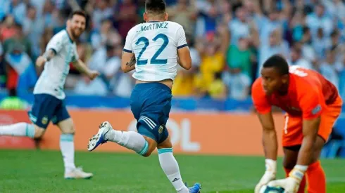¿Real o fake? El fotón de Lautaro Martínez con una bandera que tenía un mensaje para Messi