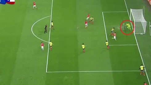 ¡Tu, tranquilo! Espectacular doble atajada de David Ospina contra Chile