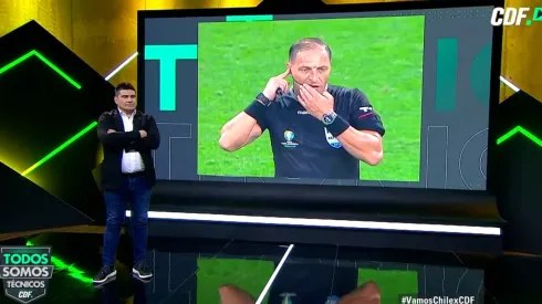 Foto del periodista hablando en su programa.