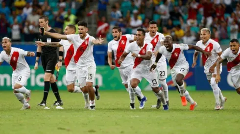 LA BICOLOR A SEMIS. La alegría de los peruanos tras ganar por penales (Foto: Getty).