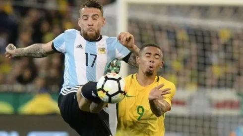 Nicolás Otamendi marcando a Gabriel Jesús.