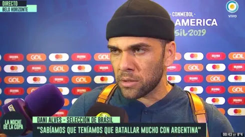 En Argentina no lo pueden creer: la explicación de Dani Alves al supuesto penal a Agüero