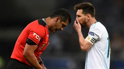 Messi habla con el árbitro Zambrano. (Getty)
