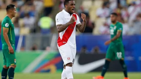 Farfán en duelo con Perú.