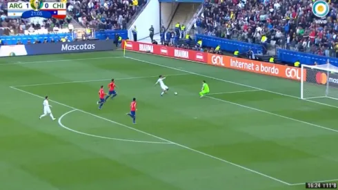 Dybala controló en modo Dios y definió por encima de Arias para el 2 a 0 de Argentina