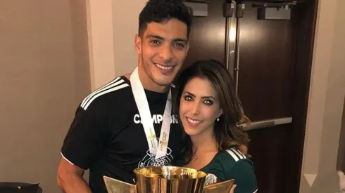 Daniela subió foto dándose un beso con Raúl Jiménez, le dejó un emotivo mensaje y él le respondió