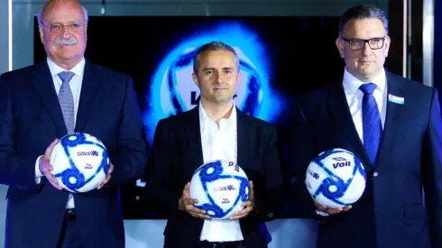 Enrique Bonilla (izquierda), presidente de la Liga MX, sostiene el nuevo balón. (Foto: Twitter Oficial Liga MX)