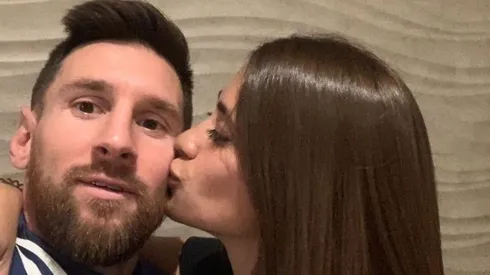 Antonela Roccuzzo, en bikini, se paró al lado de Messi, él sacó fotito y la subió a Instagram