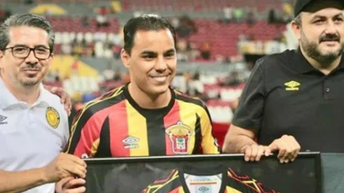 Omar Bravo, homenajeado la celebración del 45 aniversario de Leones Negros.