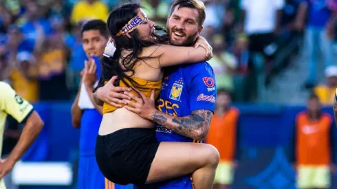 Gignac y la espontánea, durante la final del Campeón de Campeones. (Foto: Mexsport)