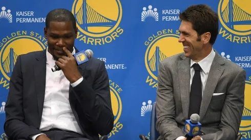 Gerente de los Warriors contiene el llanto al hablar de la salida de Kevin Durant