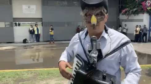 El "Kaballero Águila Real" le dedicó una cumbia a Edson Álvarez.