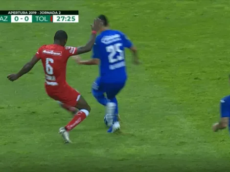 ¡Durísima entrada! Chalá embistió a Alvarado y se llevó la tarjeta amarilla