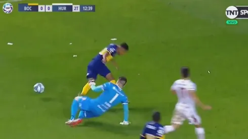 Un papelón: Villa se tiró adentro del área, nadie le creyó y encima se ganó la amarilla