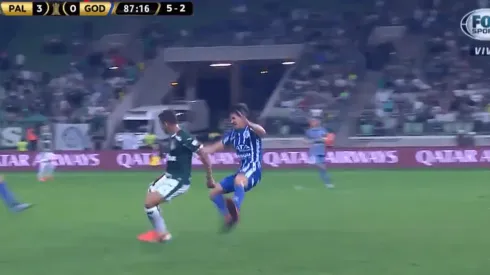 Manzur y una patada criminal. (Fox Sports)