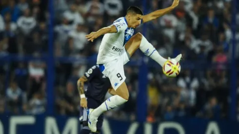 Rodrigo Salinas con la camiseta de Vélez.
