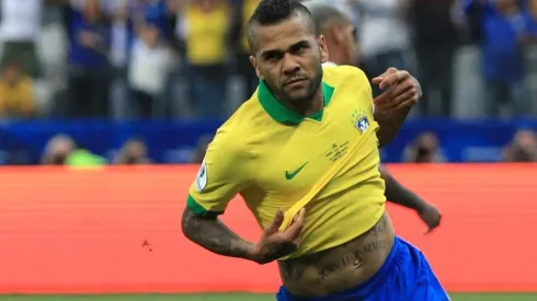 Dani Alves jugando para Brasil. (Getty)