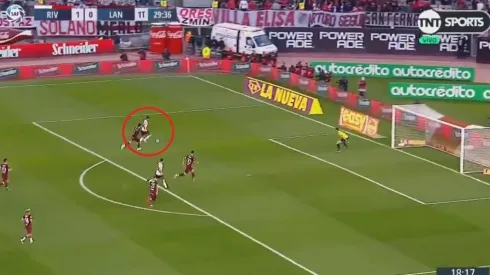 Buen remate cruzado de Matías Suárez.