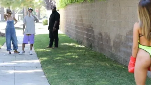 Justin Bieber caminaba con Hailey Baldwin hasta que una mujer en traje de baño lo invitó a boxear