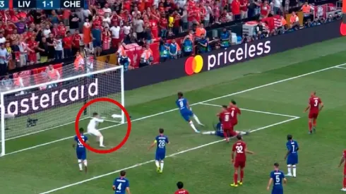 Desde el suelo, Kepa metió una mano infernal y evitó que Liverpool diera vuelta el partido