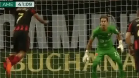 Josef Martínez saltó a lo Pulido y Jiménez, de América, le atajó el penal