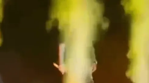 Video: ¡a Farruko se le voló el peluquín en medio del recital!