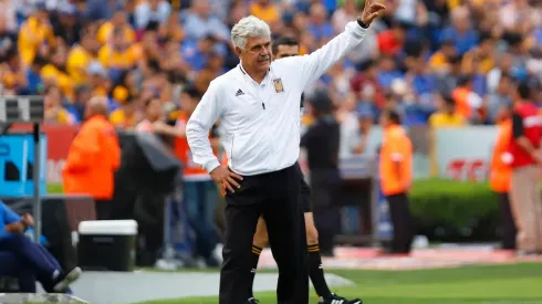 Ricardo Ferretti da indicaciones durante un partido. (Foto: Getty)
