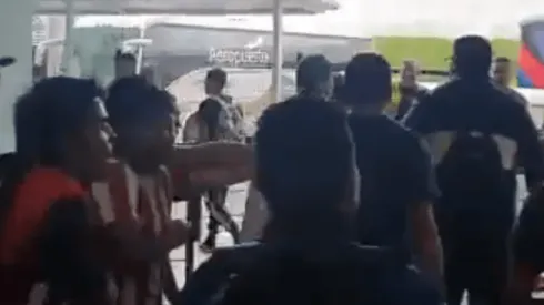 Los juveniles del América se cruzaron con seguidores de Chivas en el Aeropuerto y el momento fue tenso