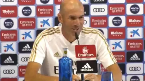 Foto de Zinedine Zidane en conferencia de prensa.
