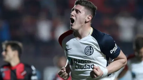 Adolfo Gaich con la camiseta de San Lorenzo.