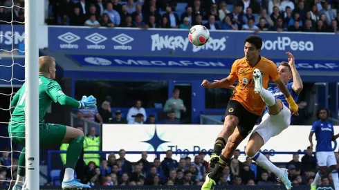 Soportó un patadón y convirtió: Raúl Jiménez marcó gol de cabeza