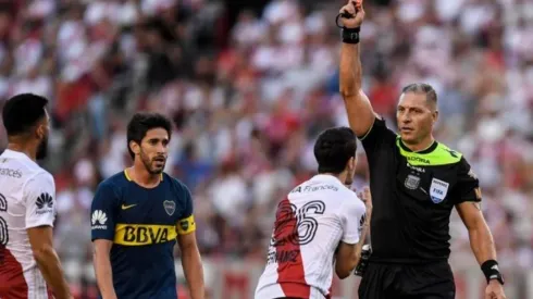 Néstor Pitana tiene experiencia dirigiendo Superclásicos.