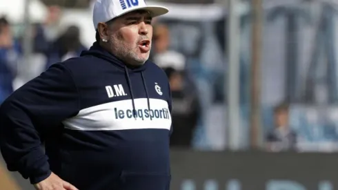 Diego Maradona con la ropa de Gimnasia.