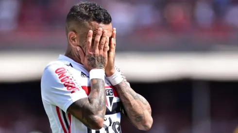 Dani Alves tiene poco más de un mes en São Paulo y ya explotó de bronca