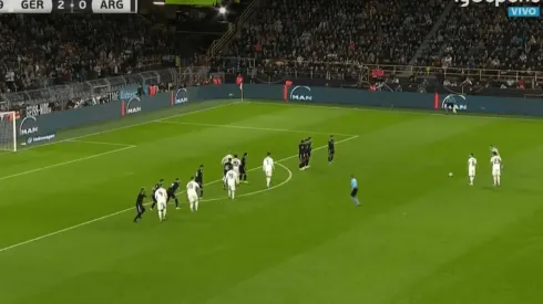 Era un golazo: Brandt le rompió el travesaño a Argentina de tiro libre