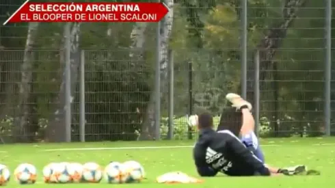 Scaloni quiso patear al arco y terminó tirado en el pasto que entrena la Selección Argentina