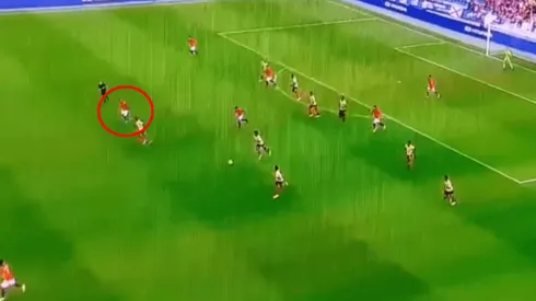 Foto de Arturo Vidal recuperando el balón.