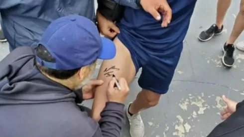 El momento de la firma de Diego.