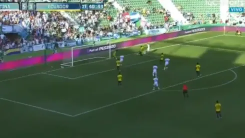 Ocampos estaba sin ángulo, pero no le importó nada: ¡golazo imposible!