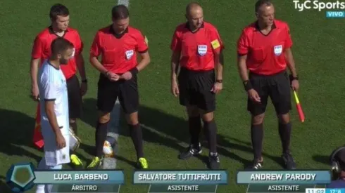 Se lesionó el árbitro principal, lo reemplazó Tuttifrutti y ya es tendencia