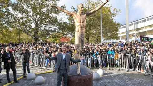 Zlatan Ibrahimovic junto a su estatua.