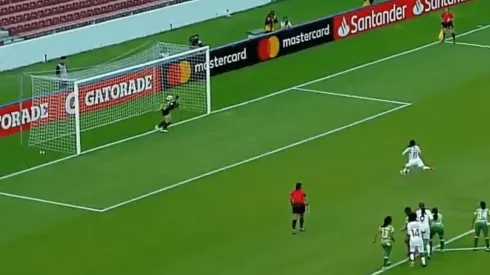 Lloró porque le cobraron penal en contra, se secó las lágrimas y lo atajó