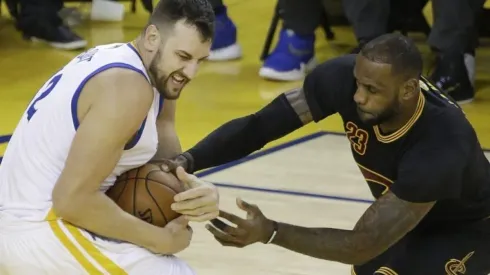 Lo odian: Andrew Bogut se sumó a los que le pegaron a LeBron James en Twitter