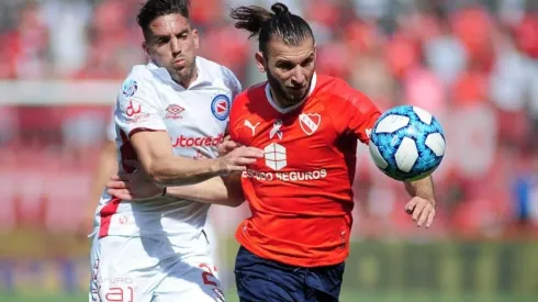 Argentinos venció a Independiente y alcanzó a Boca en la punta del torneo
