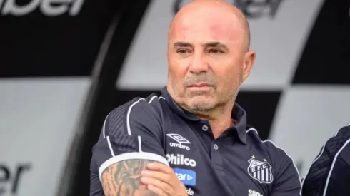 Jorge Sampaoli en el banco de suplentes de Santos.