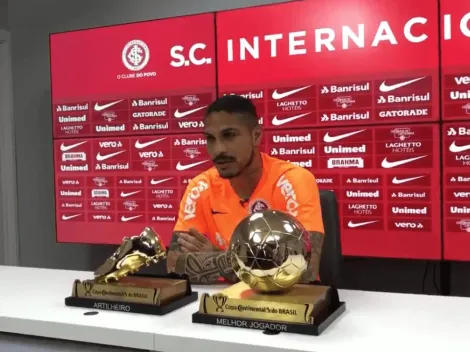 El mejor y el goleador: Paolo Guerrero recibió el balón y el botín de oro de la Copa de Brasil