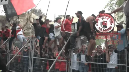 Gran recibimiento a Maradona por parte de los hinchas de Newell's