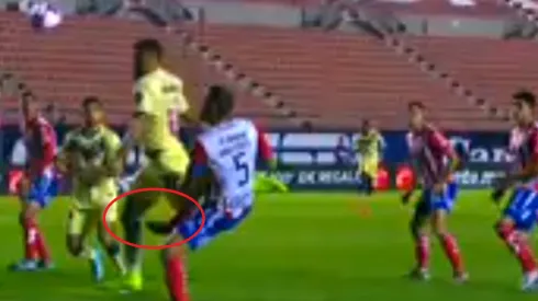 ¡Ni con VAR! El penal que no le dieron al América